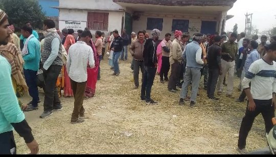 हिंदी समाचार |सुबह से लाइन में खड़े किसान...