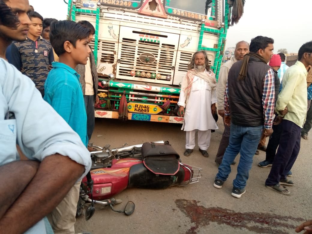हिंदी समाचार |सड़क पार करने में ट्रक की चपेट...