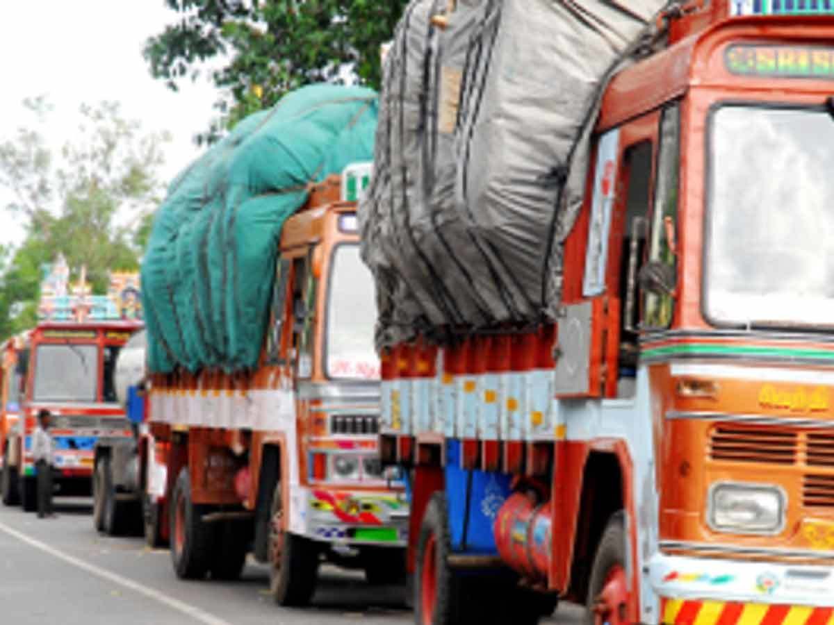 हिंदी समाचार |ट्रक ड्राइवर को‌ धमका कर...