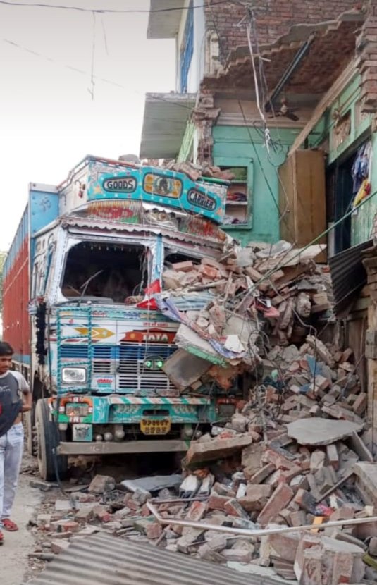 हिंदी समाचार |दुकान में घुसी ट्रक ,परिवार...