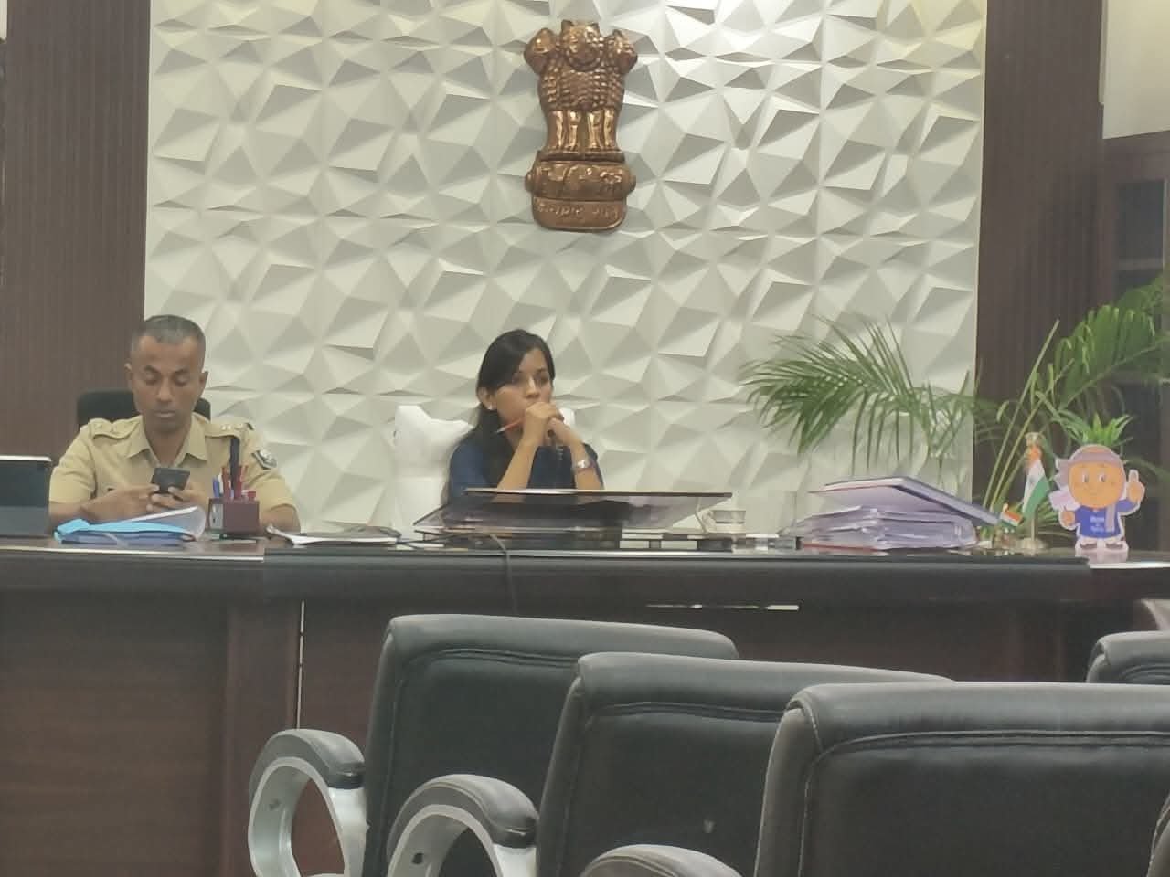 हिंदी समाचार |डीएम ने नोडल अधिकारियों संग...