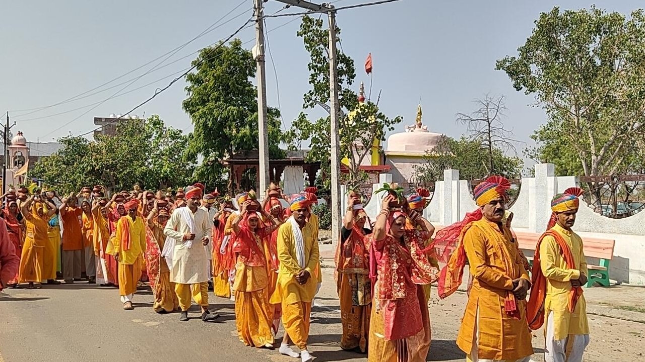 हिंदी समाचार | सद्गुरु आश्रम पर मंगल कलश...