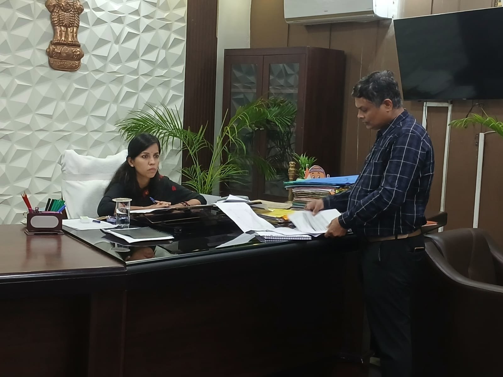 हिंदी समाचार |मतपत्र प्रकोष्ठ की तैयारी में...