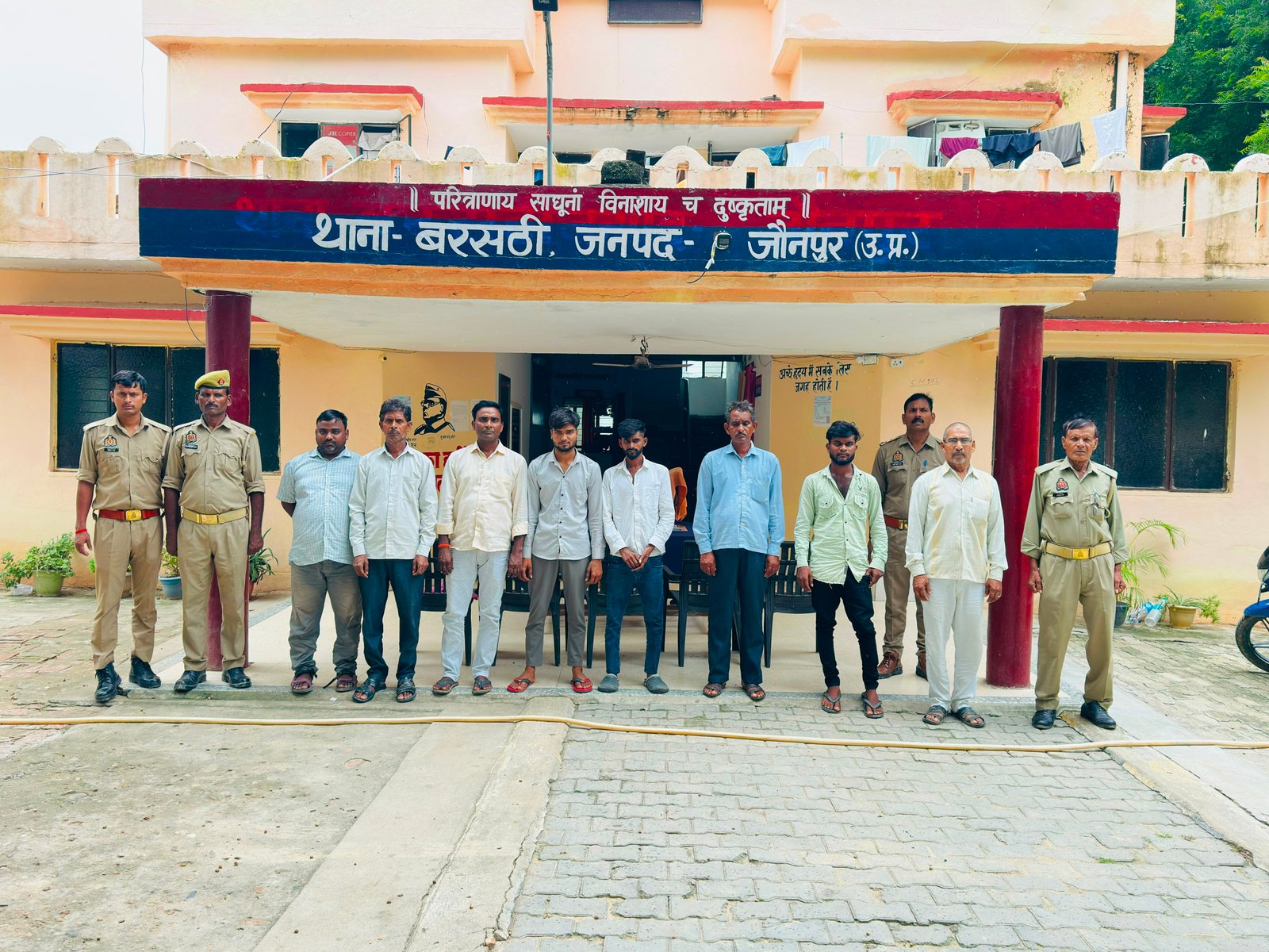 हिंदी समाचार | बरसठी पुलिस ने आठ वारंटियों...