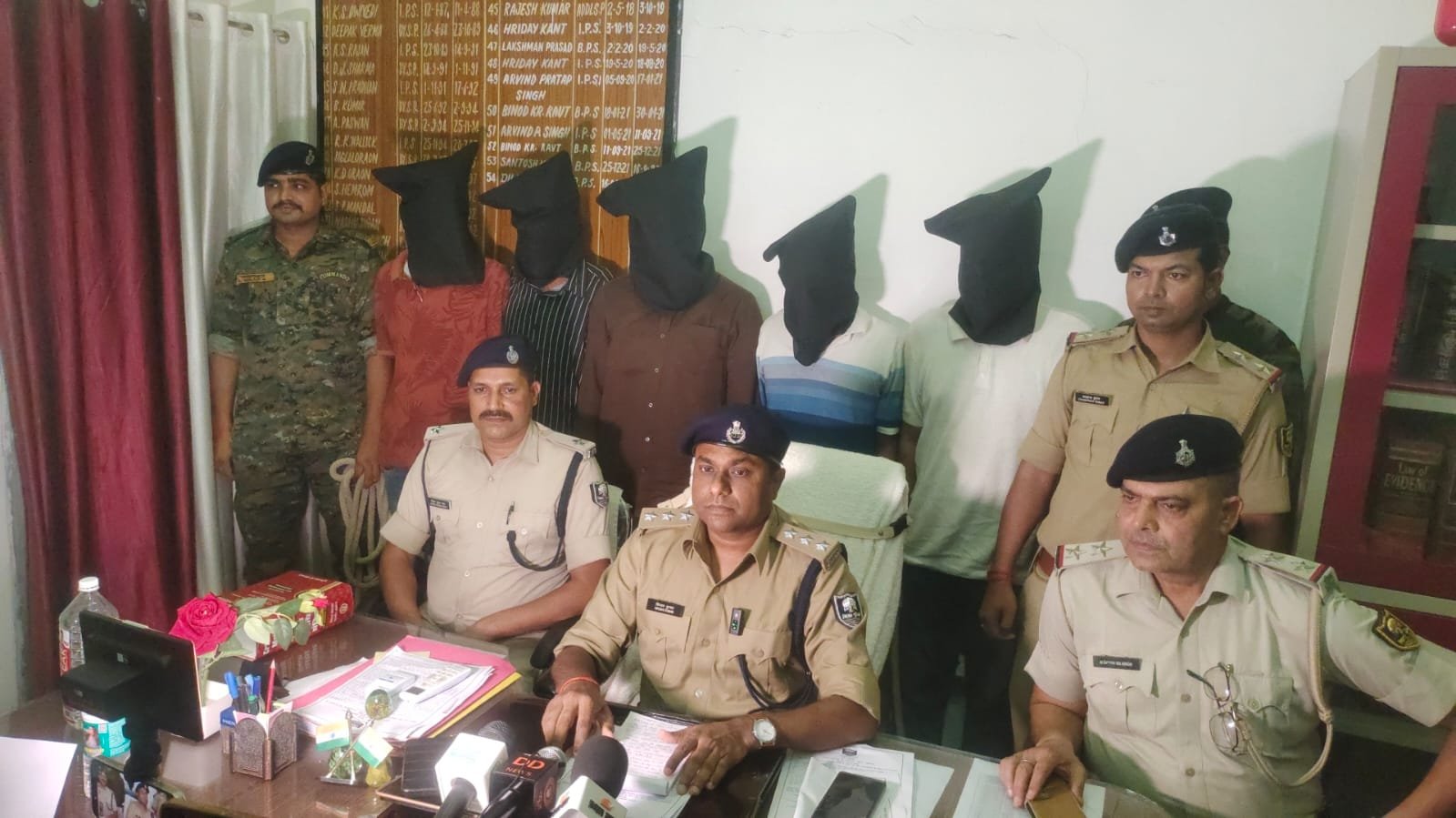 हिंदी समाचार | पांच की पुलिस ने किया गिरफ्तार