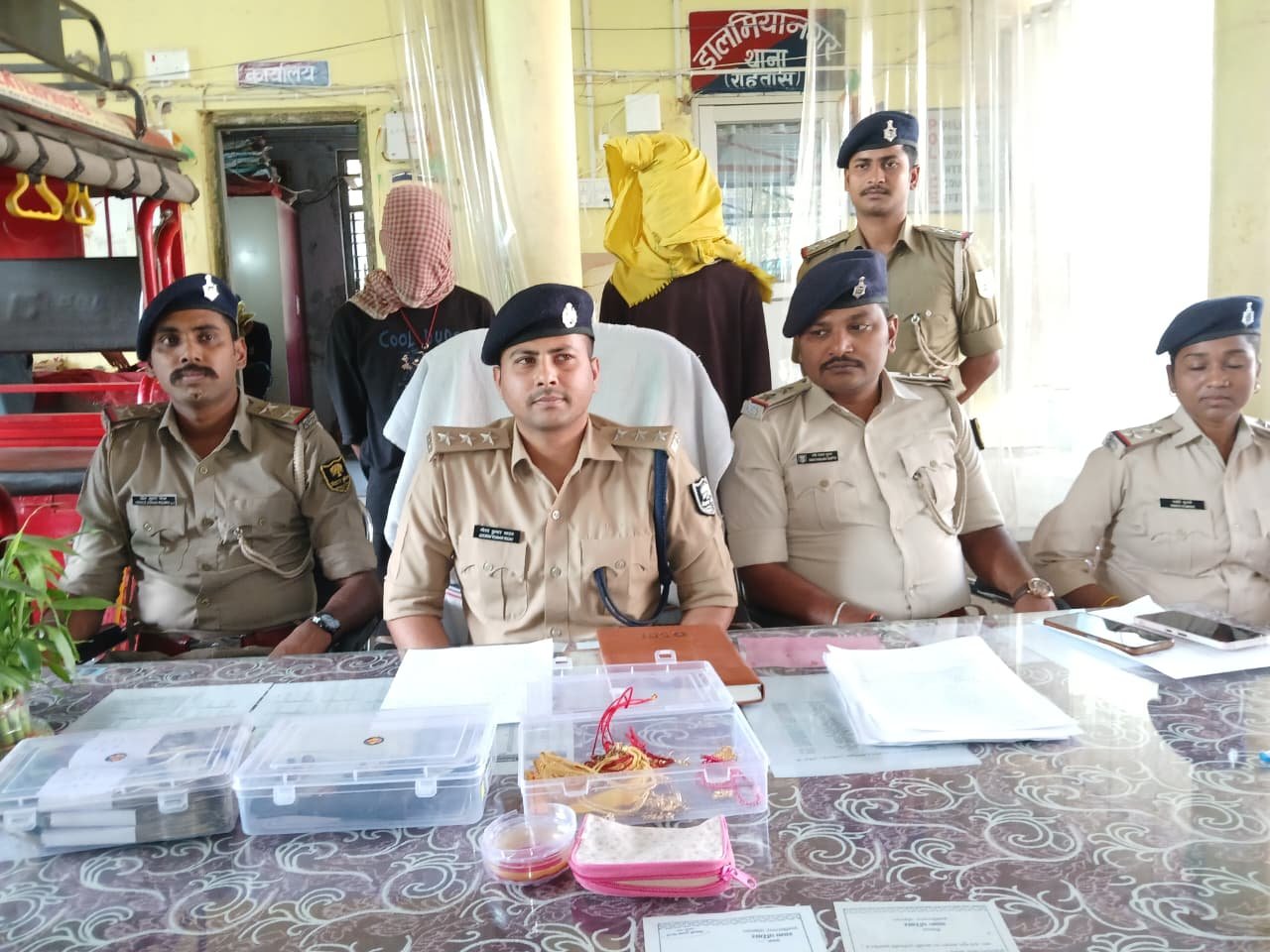 हिंदी समाचार | चोरी के गहने एक देशी कट्टा एवं...