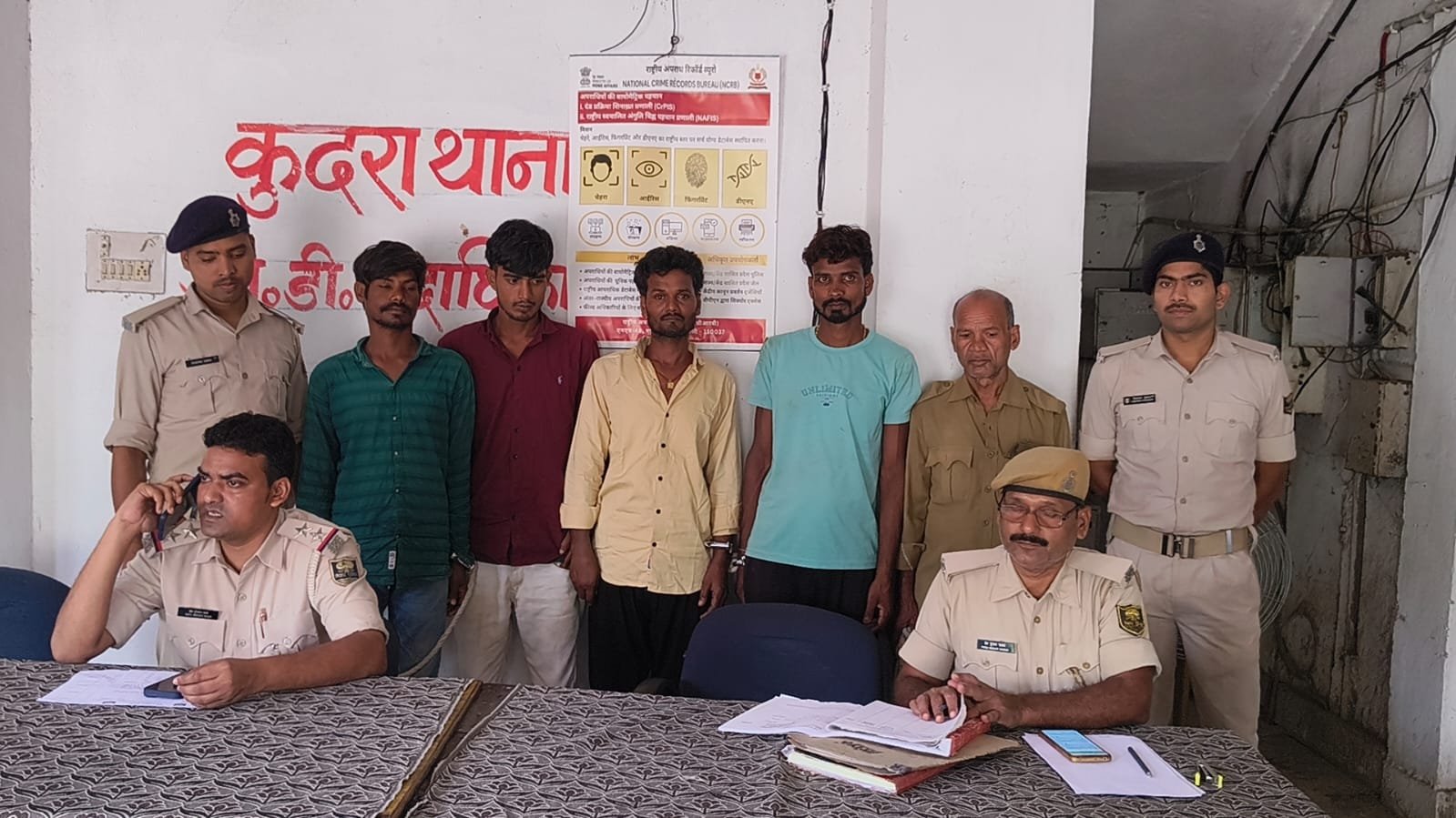 हिंदी समाचार | कुदरा में शराब पीने के आरोप...