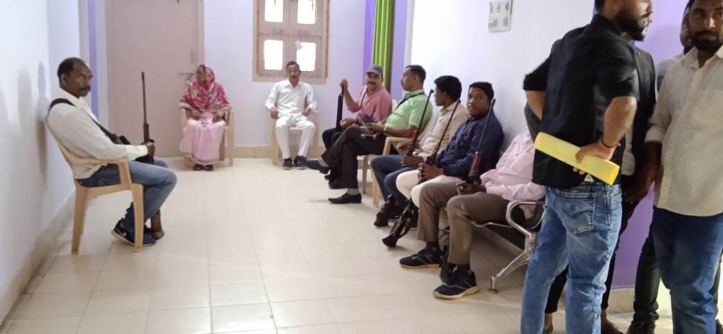 हिंदी समाचार |हथियार लहराने को लेकर जांच...
