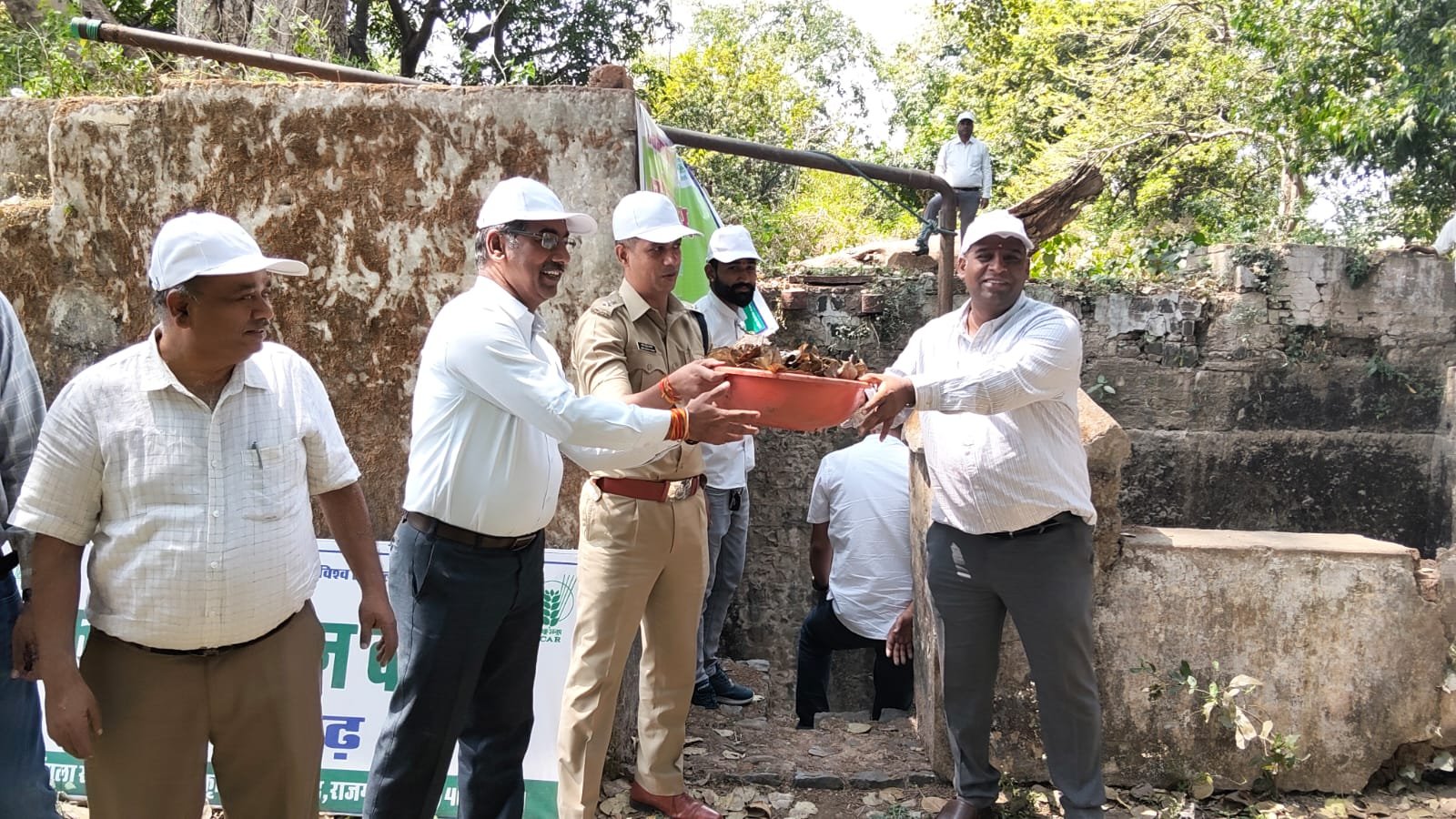हिंदी समाचार | कलेक्टर ने बावड़ी की साफ-सफाई...