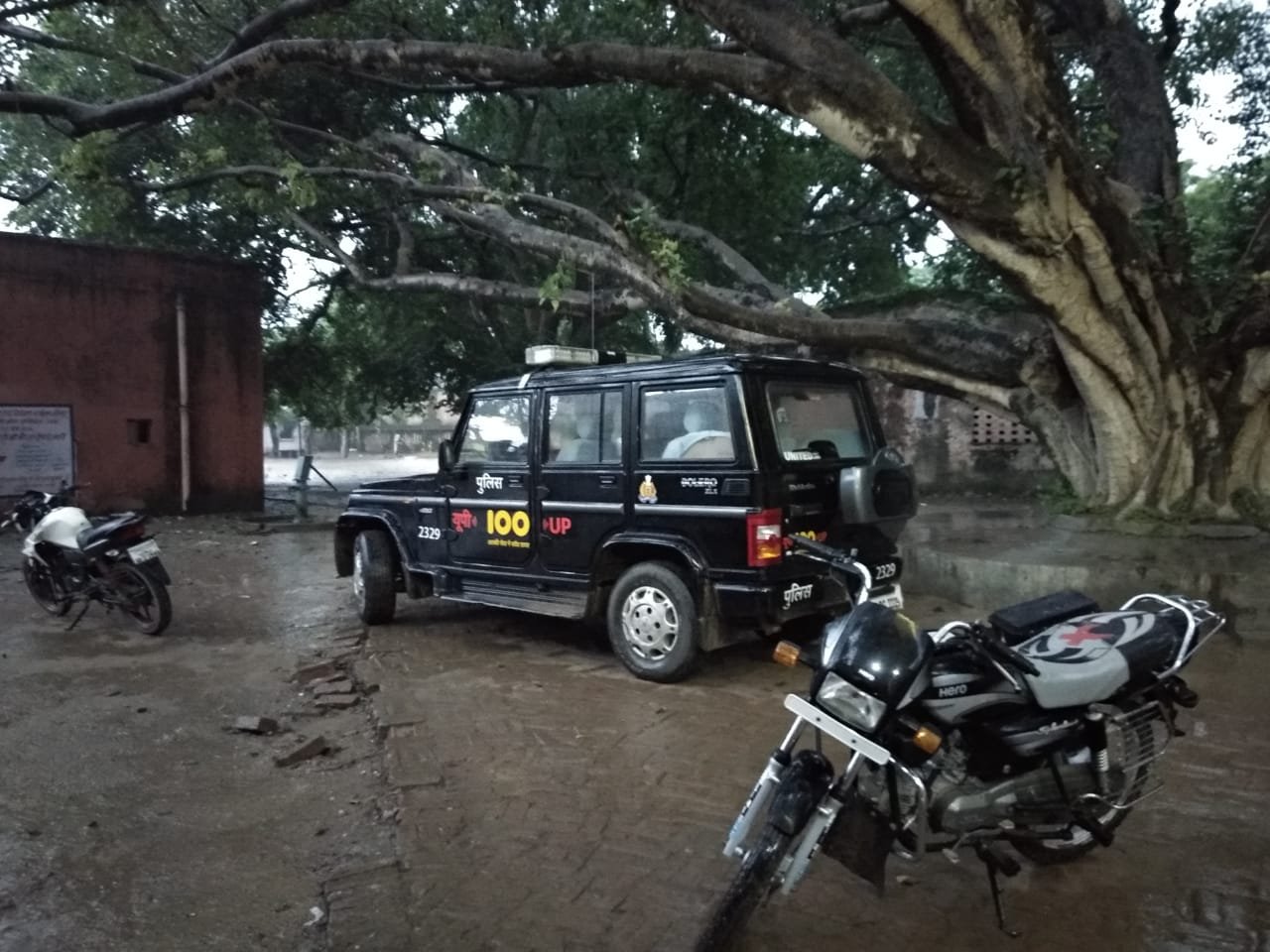 हिंदी समाचार |तेज रफ्तार से आ रही100 नंबर ने...