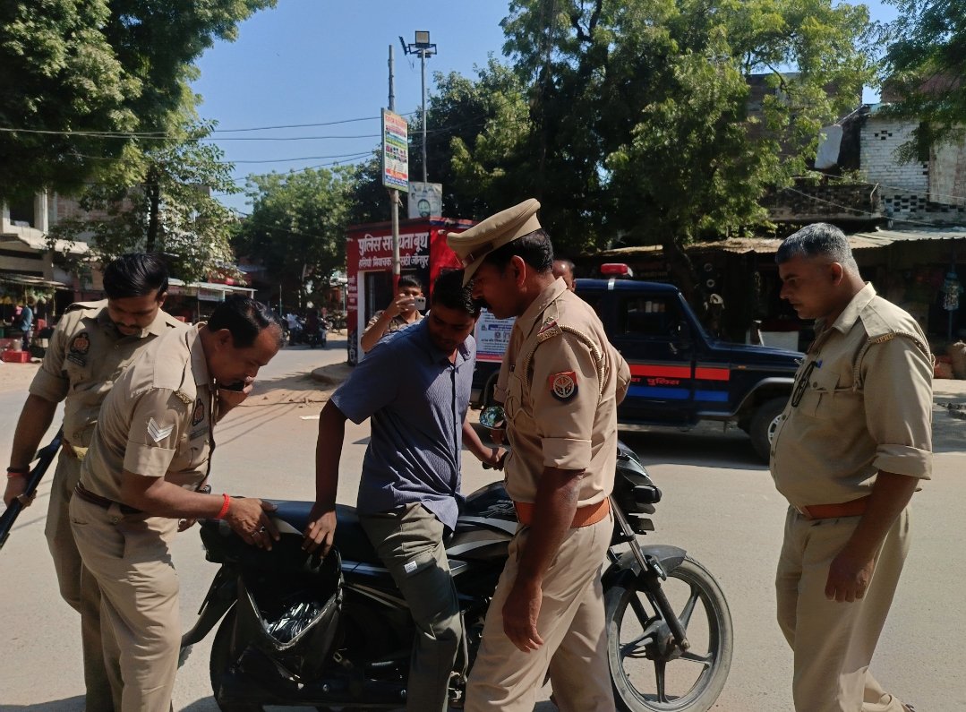 हिंदी समाचार | मियाचक बूथ पर पुलिस ने चलाया...