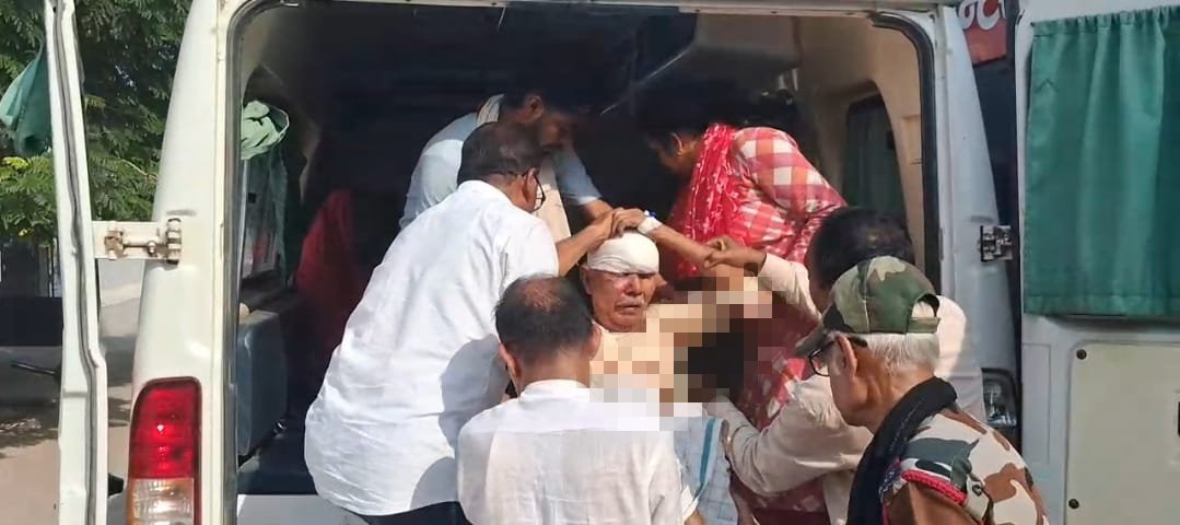हिंदी समाचार |चलती ट्रक के टायर फटने से बगल...
