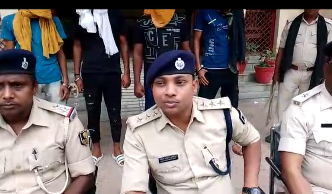 हिंदी समाचार |हजरा पुल के पास से दो कंटेनर...