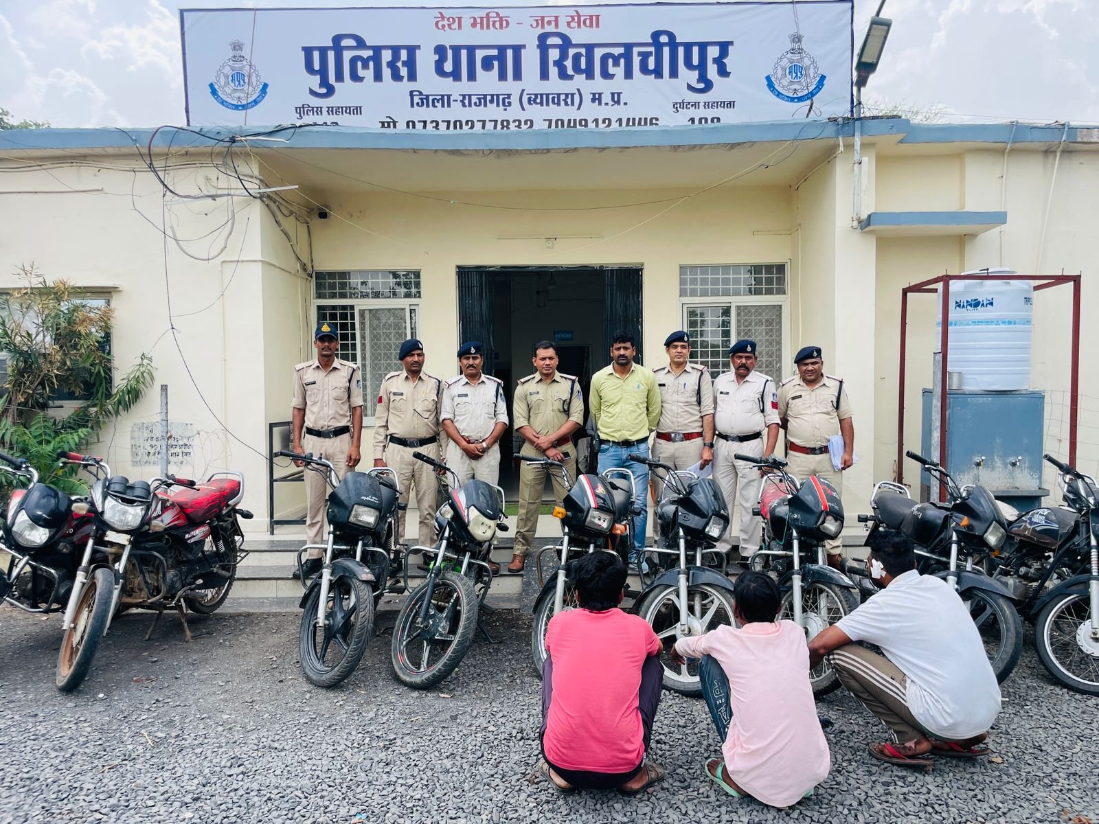 हिंदी समाचार | लूट एवं वाहन चोरी के 04 आरोपी...