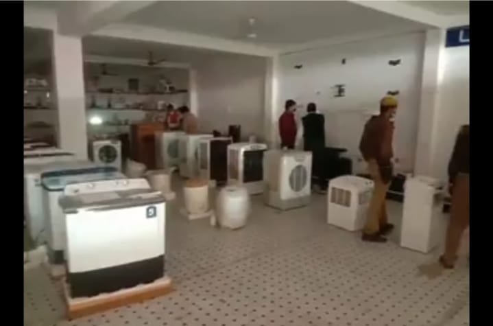 हिंदी समाचार |चोरों ने खंगाला दुकान लाखों...