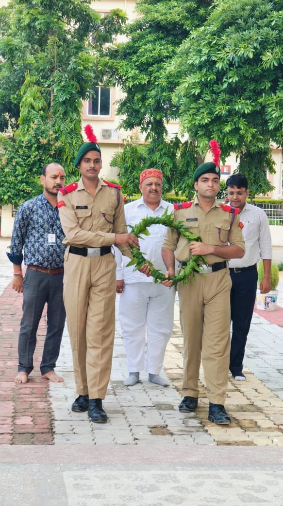 हिंदी समाचार | अमर शहीदों को श्रद्धांजलि दी...
