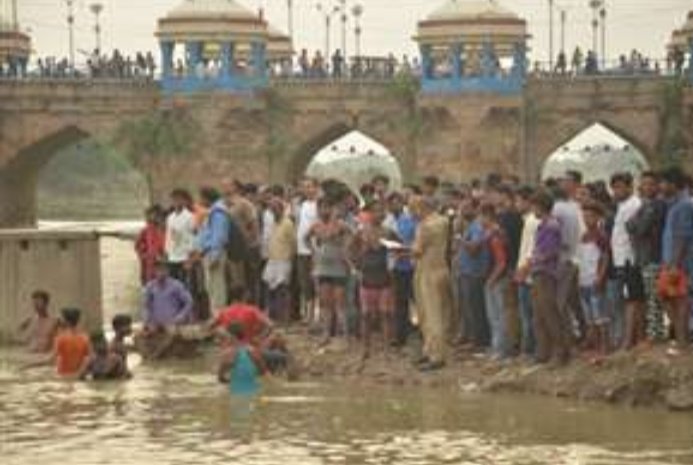 हिंदी समाचार |मछली मार रहे युवक को बचाने के...
