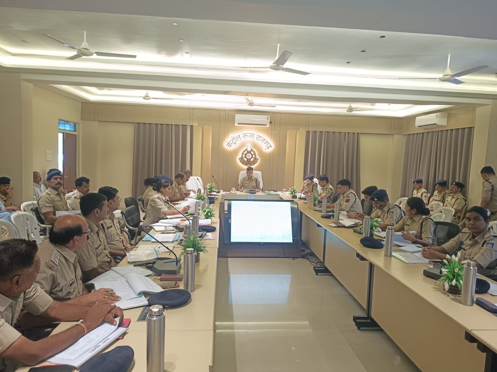 हिंदी समाचार | राजगढ़ में अपराध समीक्षा बैठक...