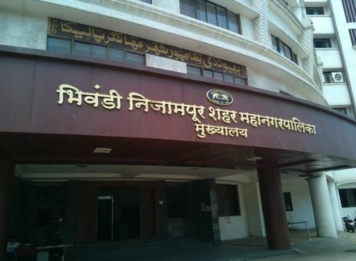 हिंदी समाचार |सड़क और फुटपाथ पर खड़ी...