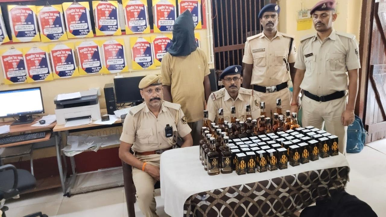 हिंदी समाचार | महाबोधि एक्सप्रेस में शराब के...