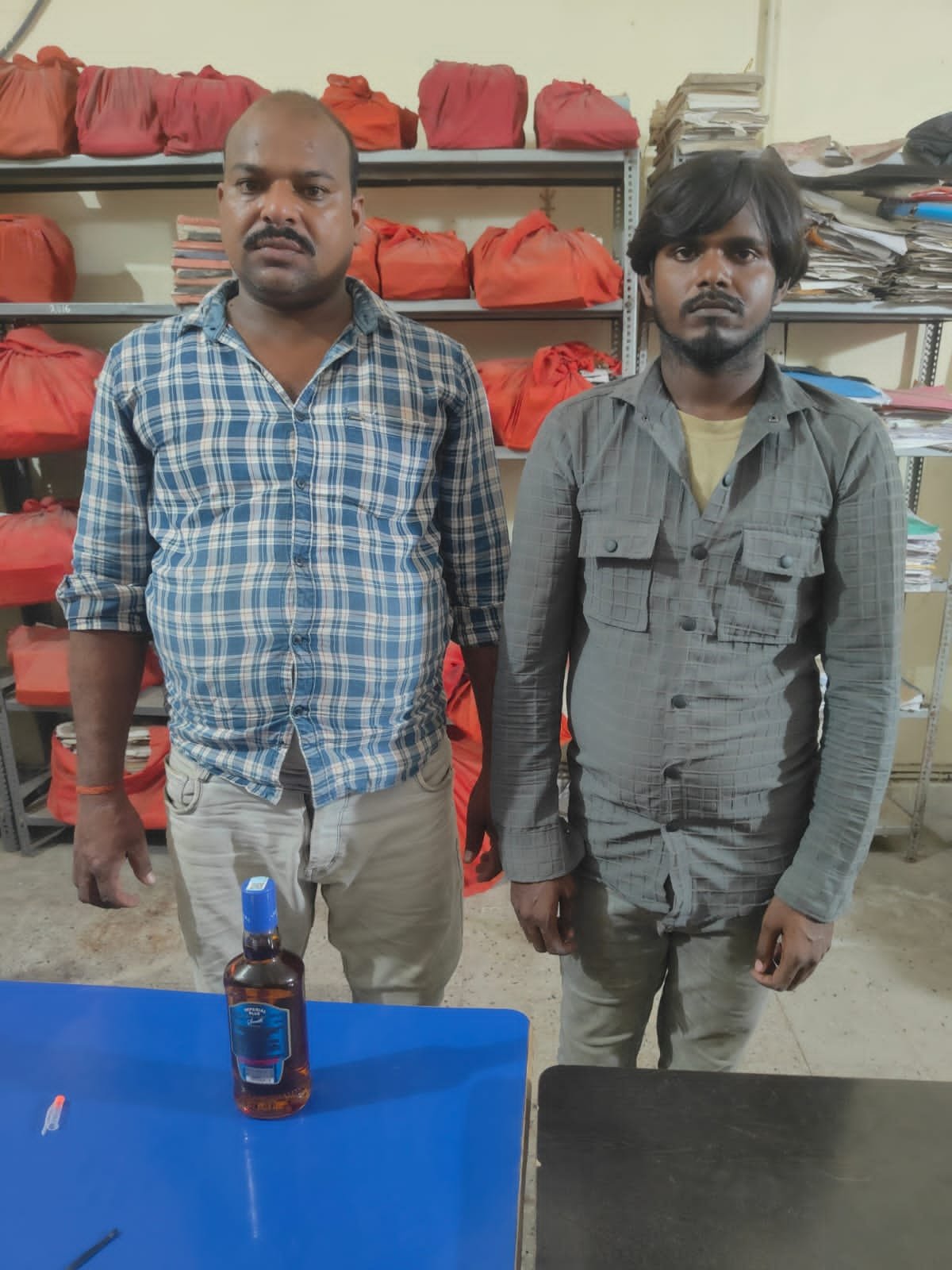 हिंदी समाचार |दो शराबी एक बोतल शराब के साथ...