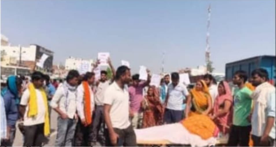 हिंदी समाचार | कार्यकर्ताओं ने मिठाइयां बाट...