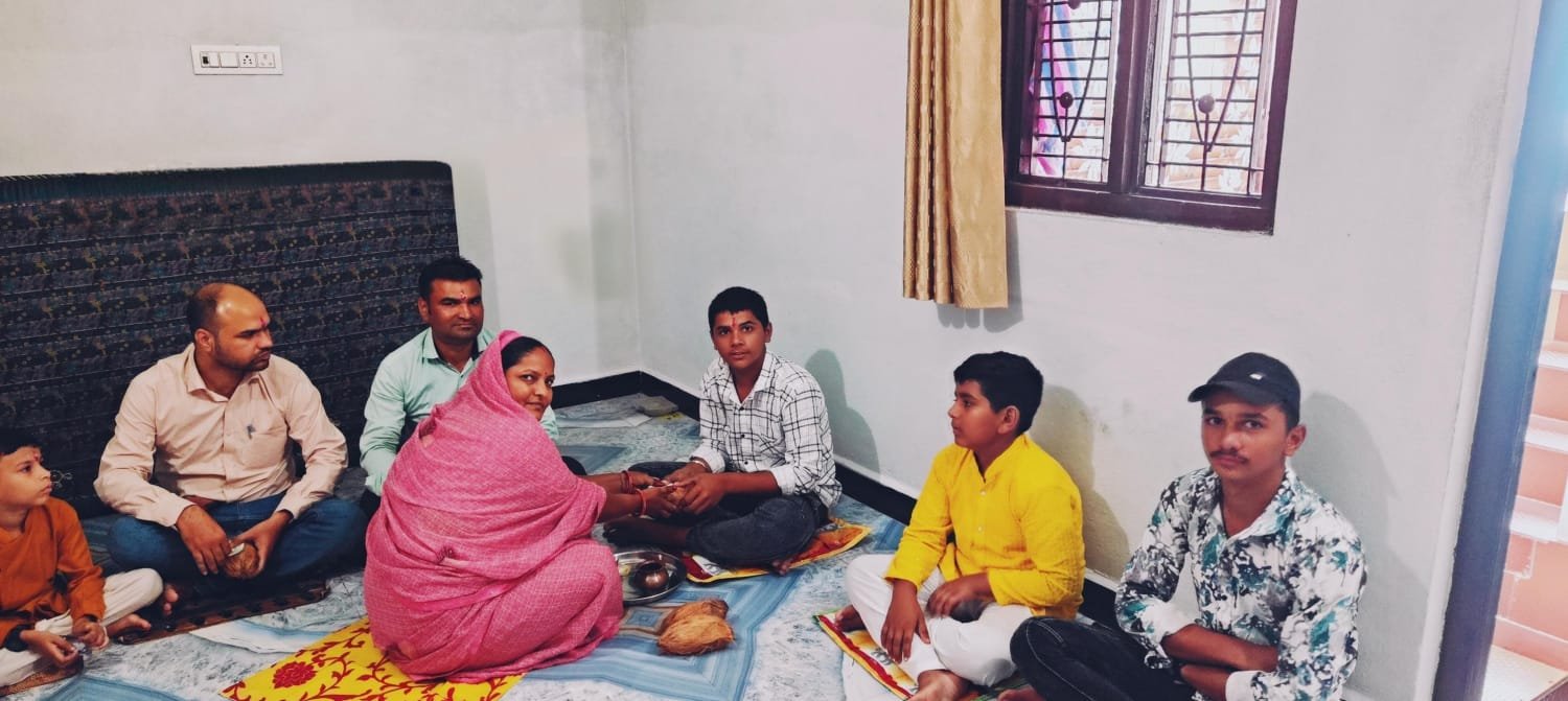 हिंदी समाचार | भाई दूज पर भाइयों को तिलक लगा...