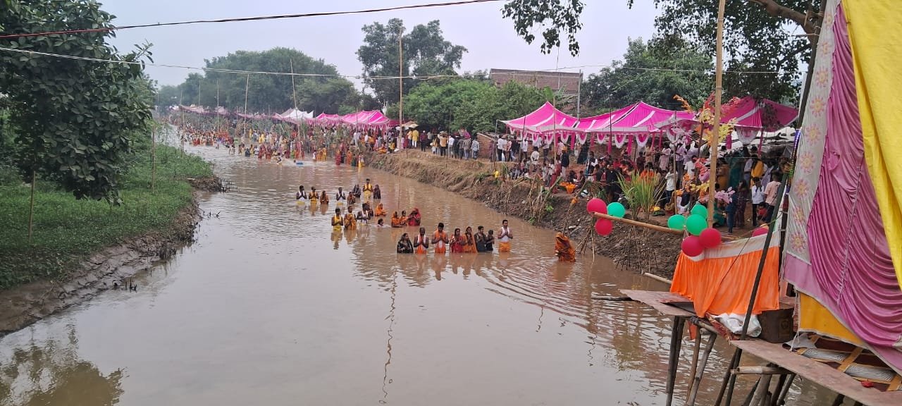हिंदी समाचार |डूबते सूर्य को दिया अर्घ्य,...