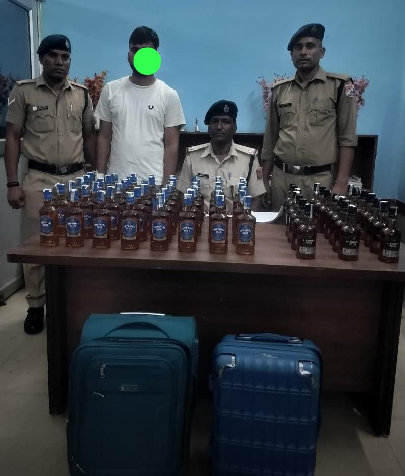 हिंदी समाचार | 25.5 लीटर अंग्रेजी शराब के साथ एक...