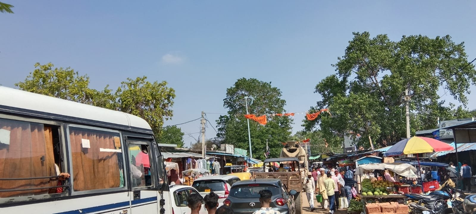 हिंदी समाचार | बेलांव बाजार में लग रही है आए...