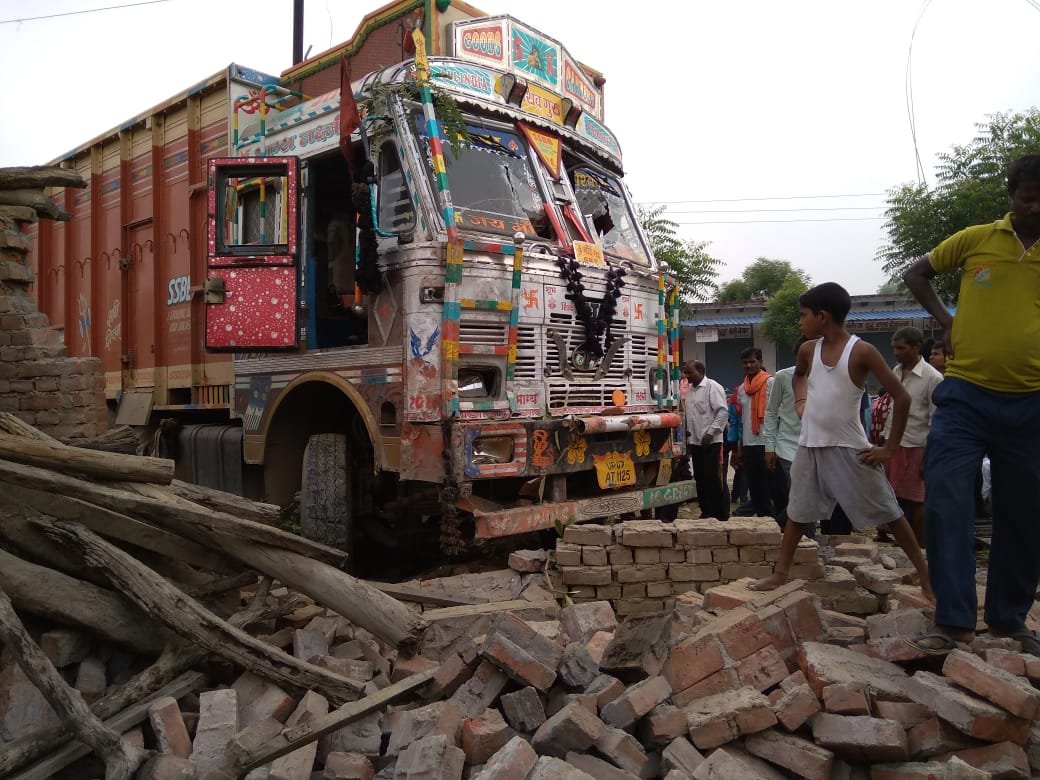 हिंदी समाचार |तेज रफ्तार ट्रक ने हैंड पंप पर...