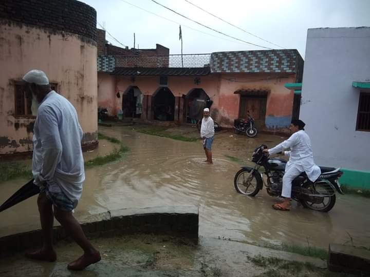 हिंदी समाचार |जर्जर कच्चा मकान गिरने से छत...