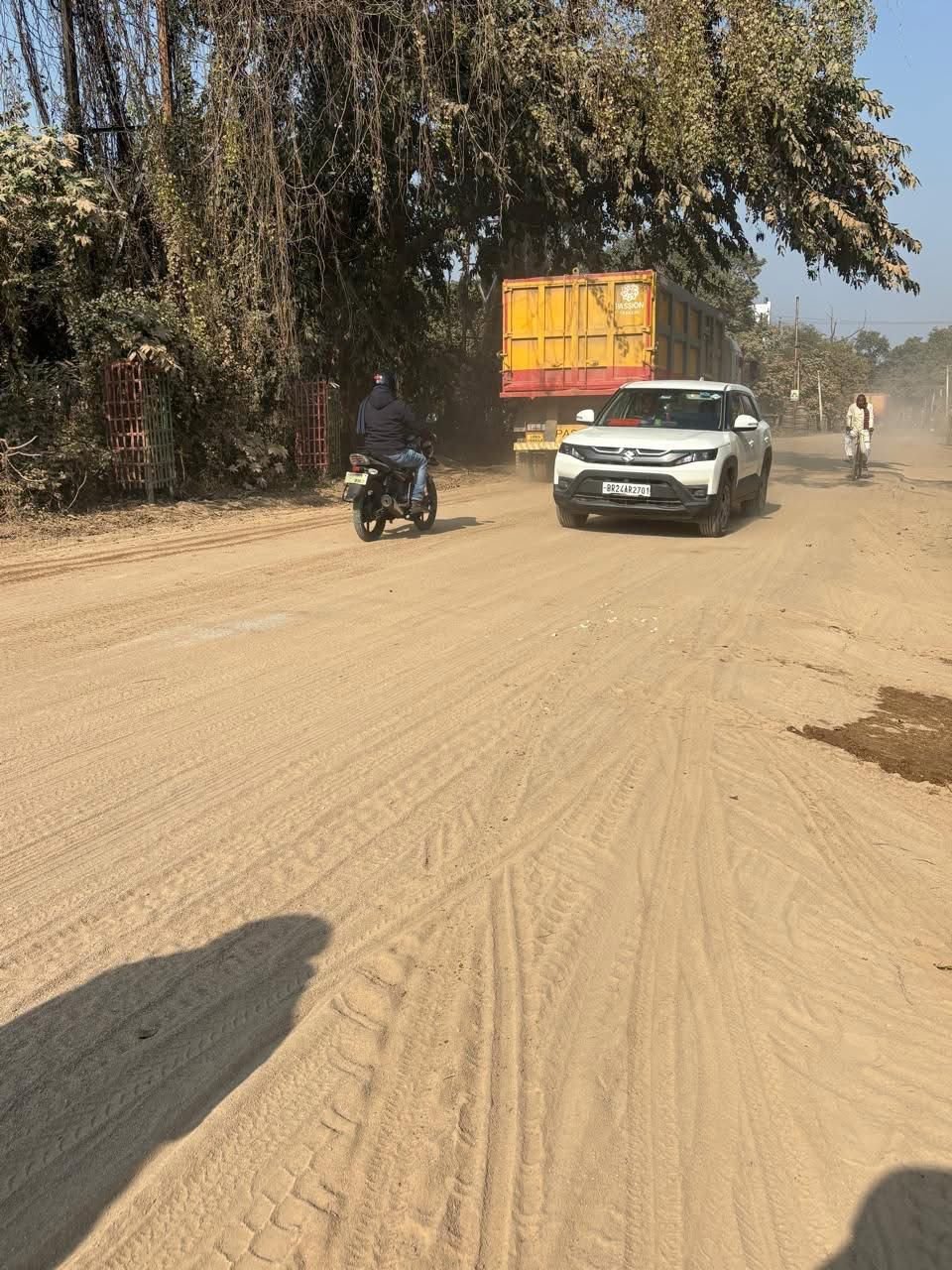 हिंदी समाचार |सड़क पर गिरी बालू बन रही हादसे...