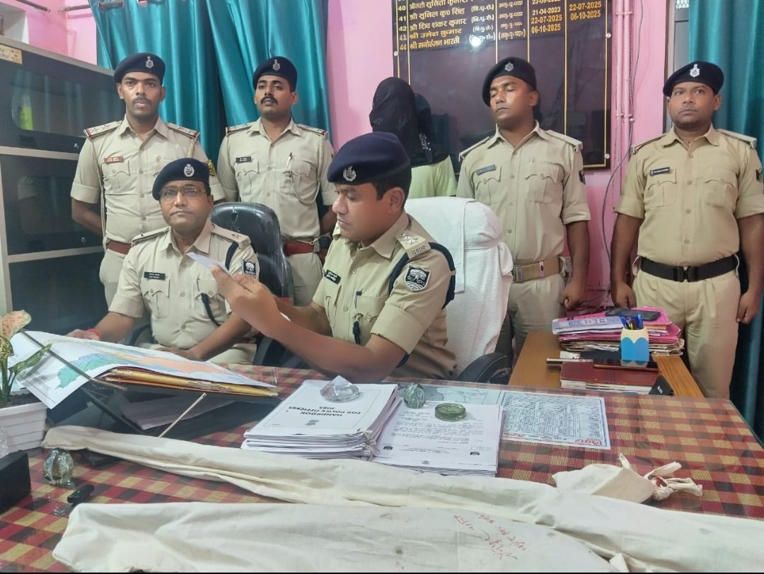 हिंदी समाचार |चैनपुर में हथियार के साथ एक...