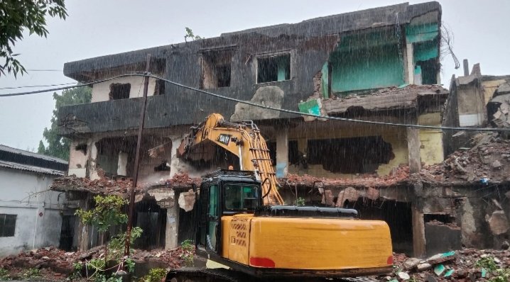 हिंदी समाचार |जर्जर इमारत पर तोड़क कार्रवाई