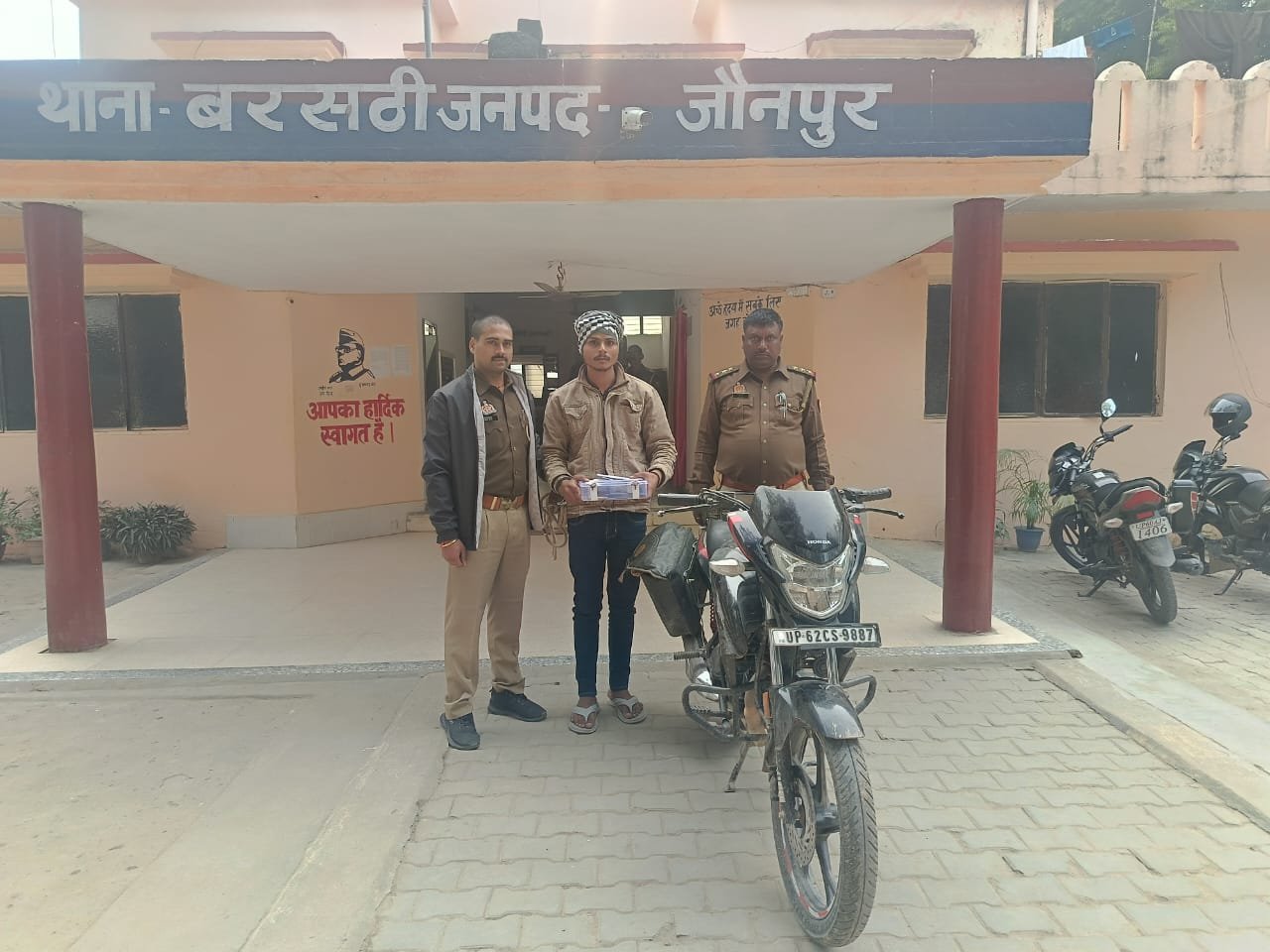 हिंदी समाचार |बरसठी पुलिस ने तमंचा, कारतूस,...