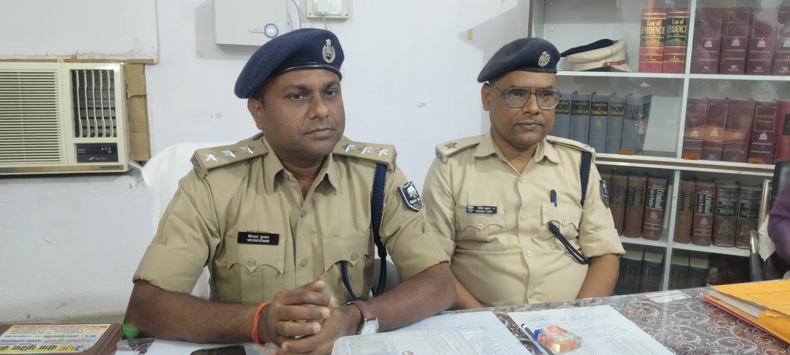 हिंदी समाचार | तीन मोटर साइकिल सवार देशी...