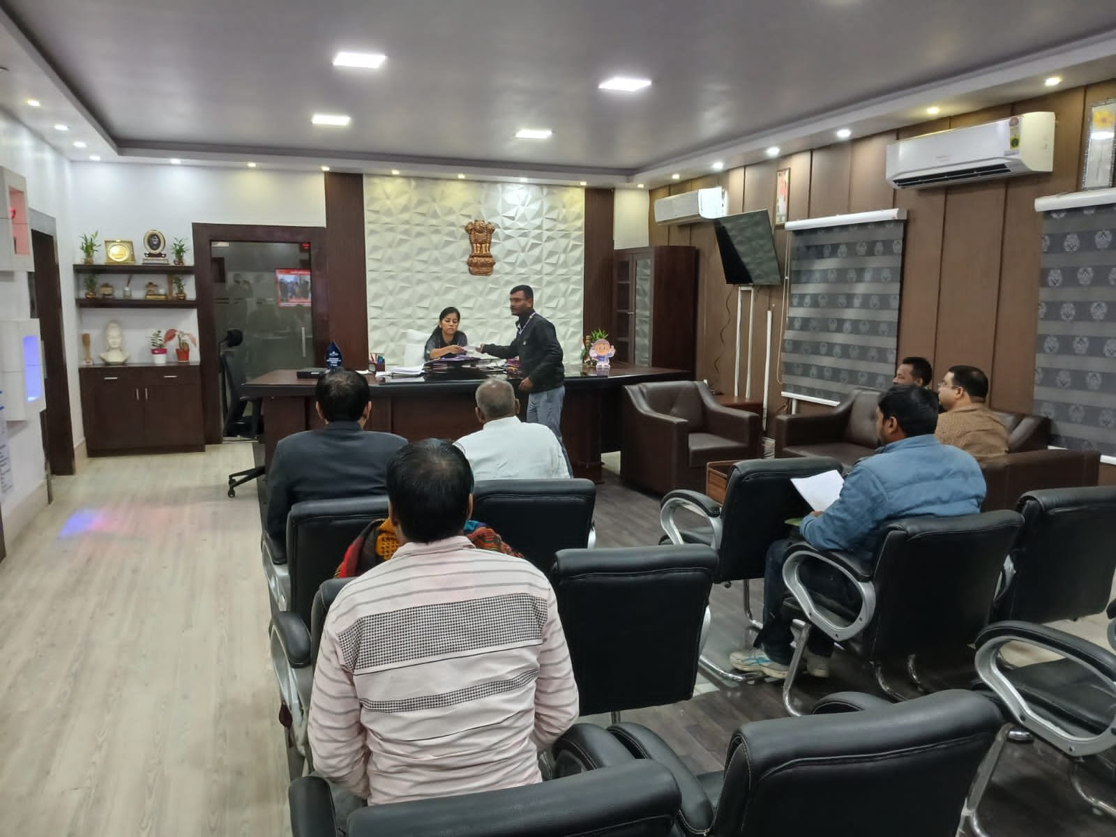 हिंदी समाचार |10 लोगों से डीएम ने की मुलाकात