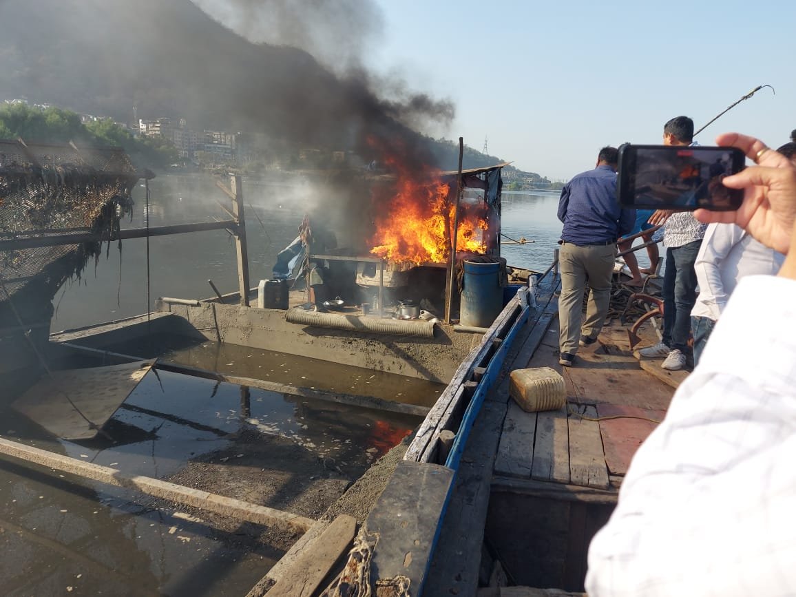 हिंदी समाचार |राजस्व विभाग ने खाड़ी में जला...