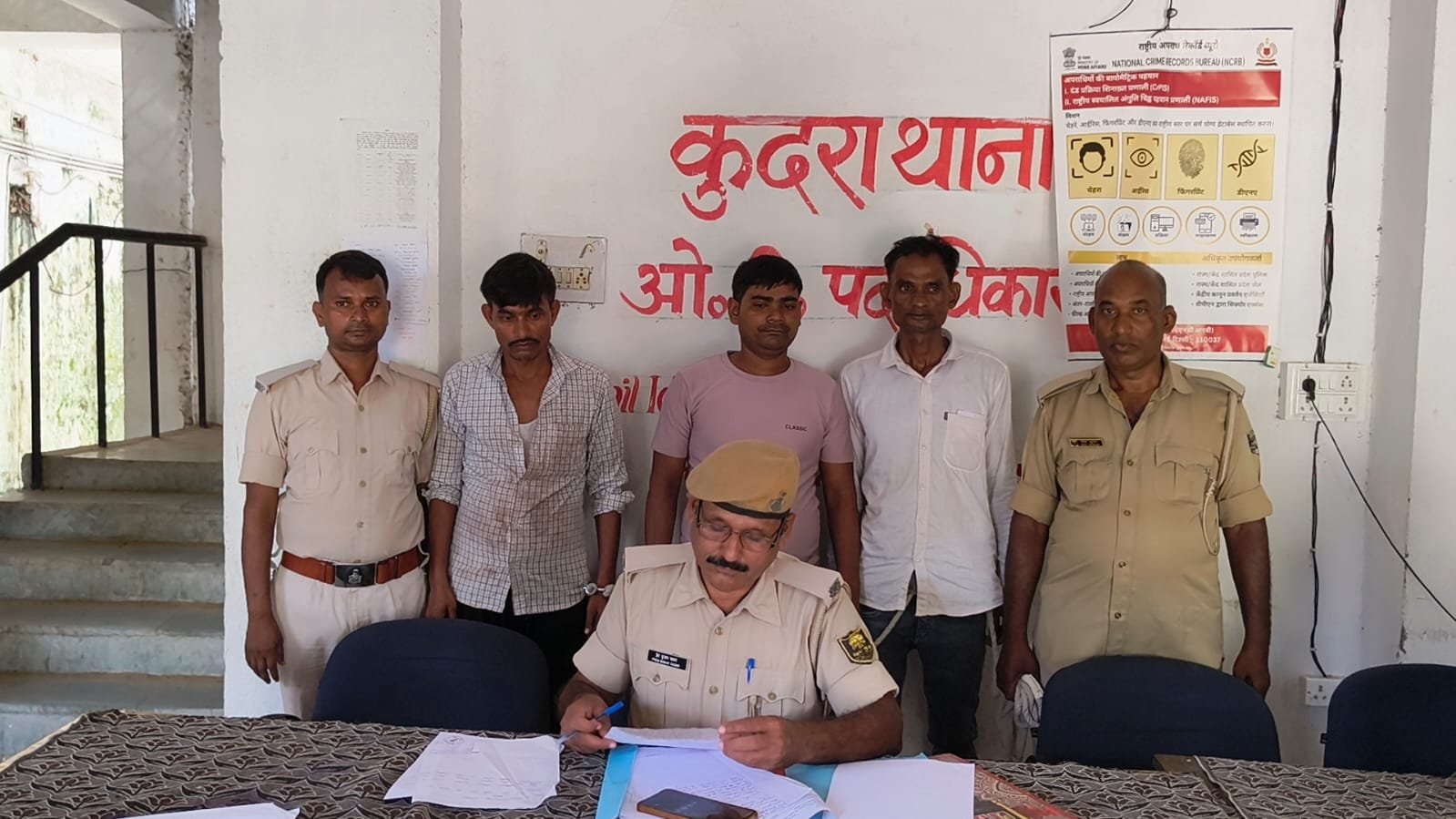 हिंदी समाचार | कुदरा थाना पुलिस ने शराब पीने...