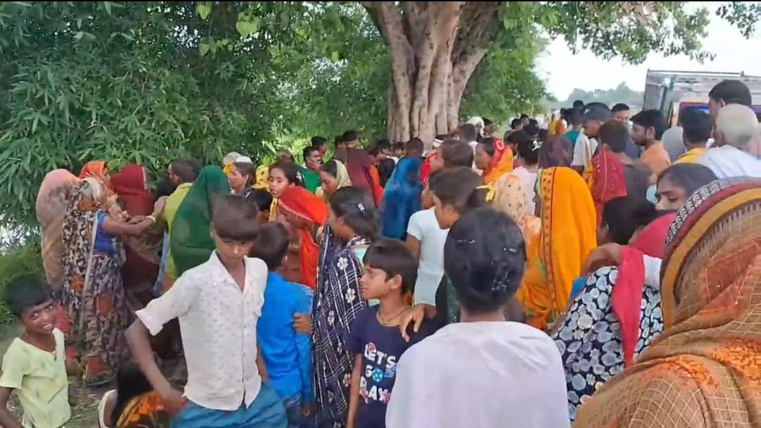 हिंदी समाचार |तालाब में नहाने गई तीन...