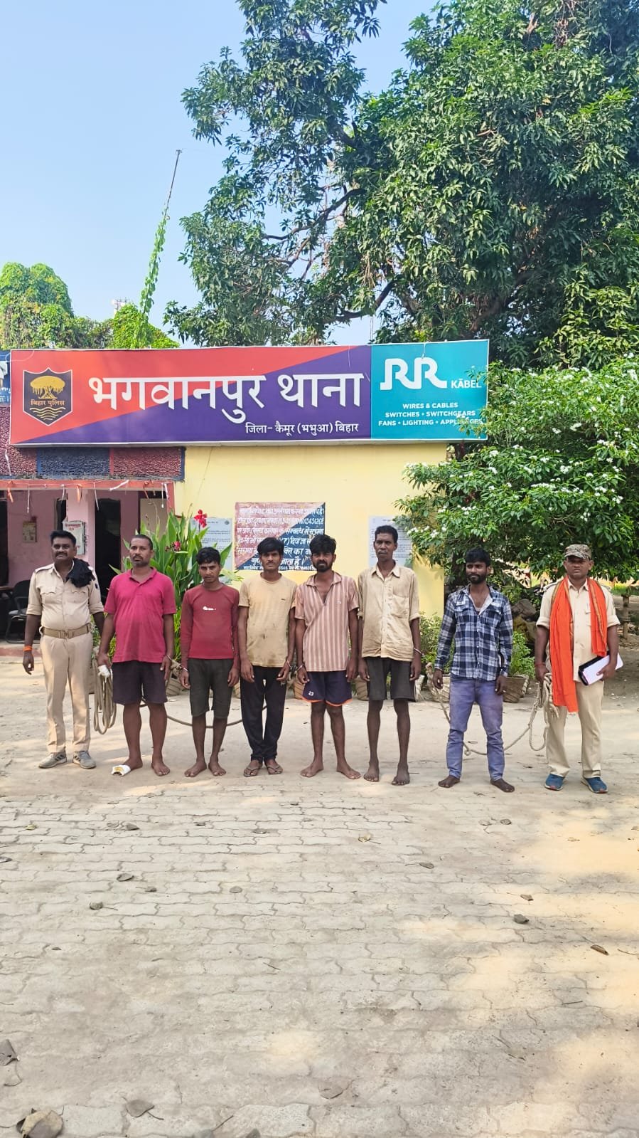हिंदी समाचार | 60 लीटर देशी शराब के साथ तीन...