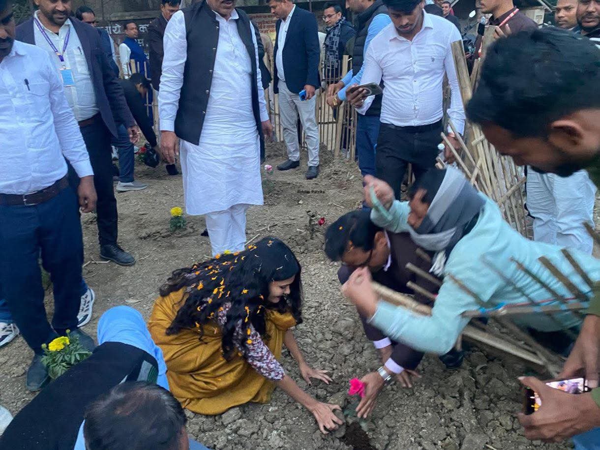 हिंदी समाचार | सेल्फी में डीडीसी पर गिरे लोग