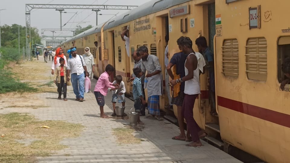 हिंदी समाचार |सुरियावां रेलवे स्टेशन का...