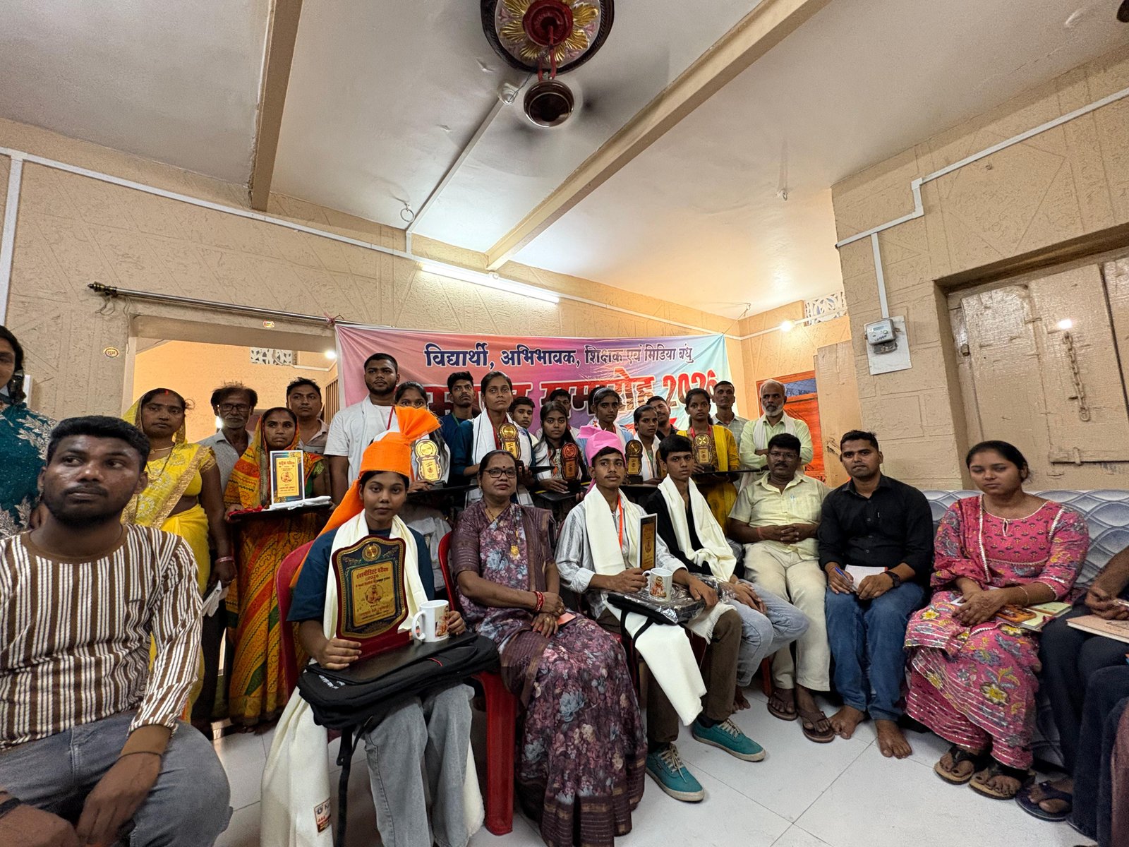 हिंदी समाचार | प्रखंड टॉपर प्रिंस कुमार हुए...