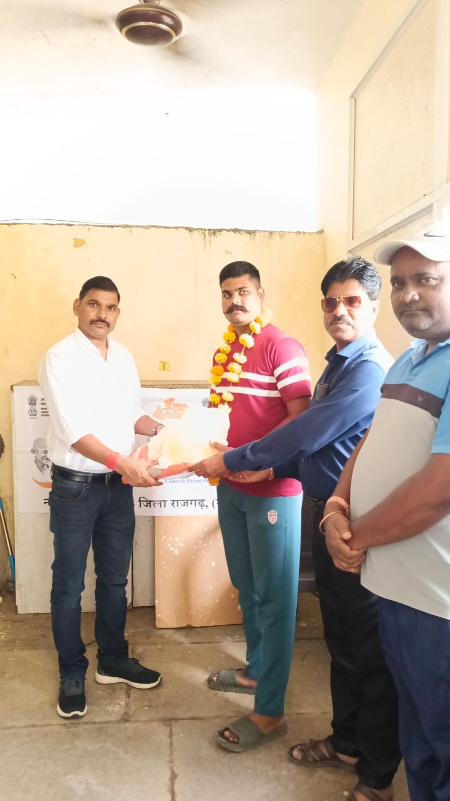 हिंदी समाचार |सफाई मित्रों को सुरक्षा किट...