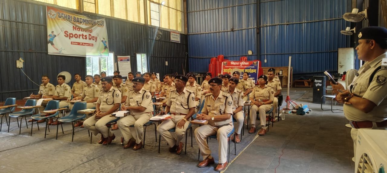 हिंदी समाचार |डीआईजी ने पुलिस अधिकारियों के...