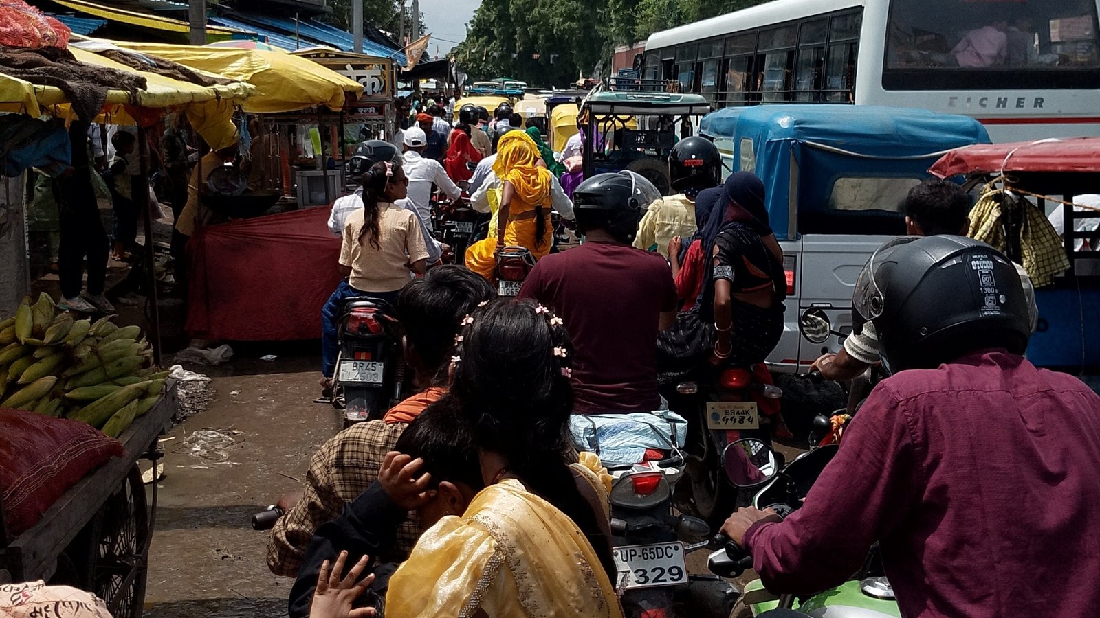 हिंदी समाचार | चैनपुर थाना गेट के सामने दो...