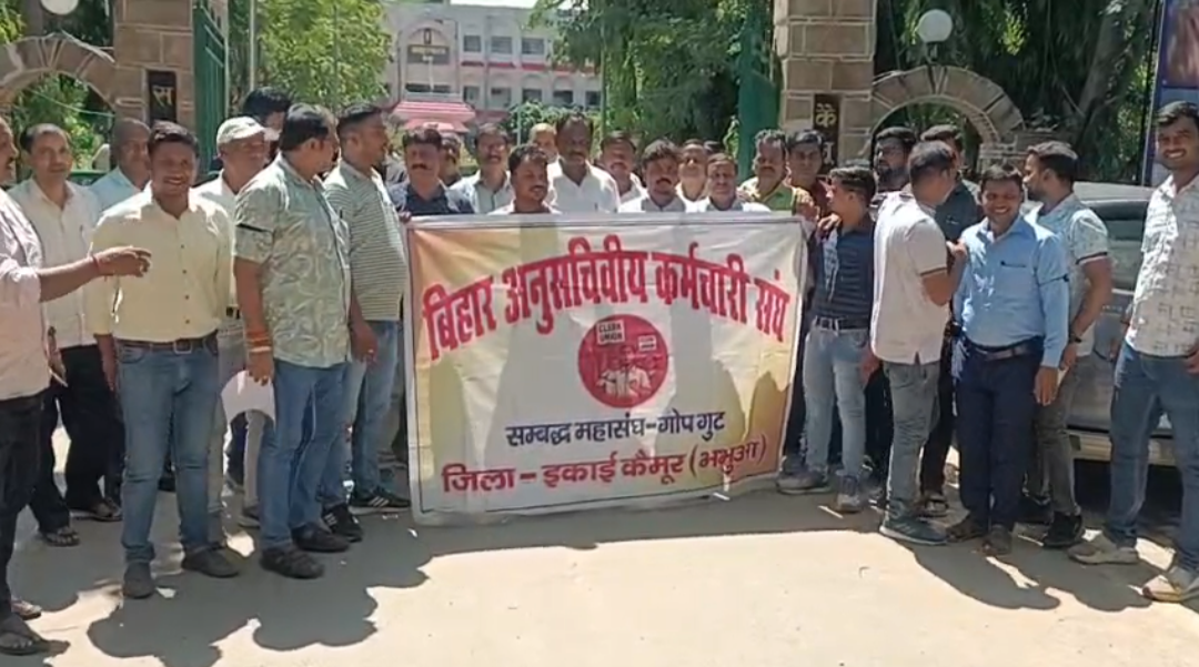 हिंदी समाचार |अपनी मांगों के समर्थन में तीन...