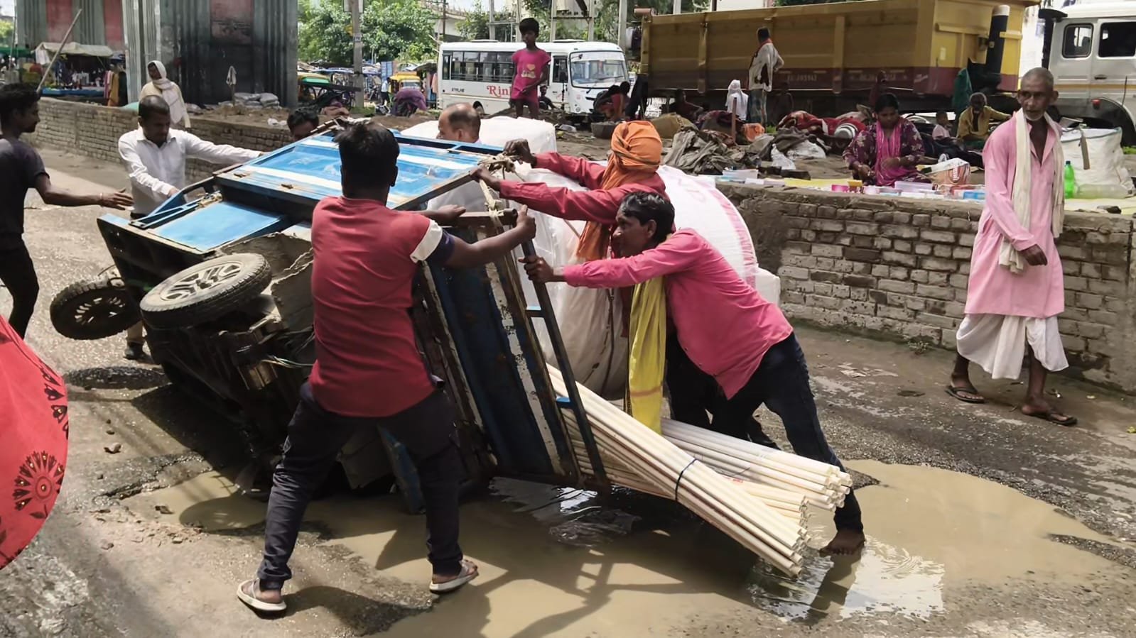 हिंदी समाचार | कुदरा-भभुआ मुख्य मार्ग की...